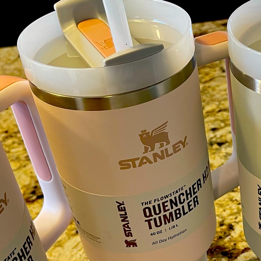 1 rose Stanley 40 oz tumbler.